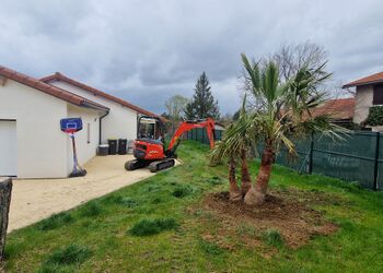 Aménagement de plantations et création d'une jardinière en bois