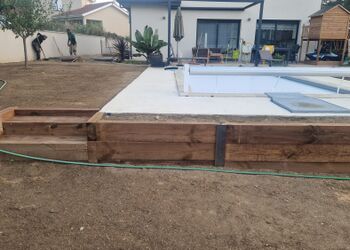 Création d'une jardinière autour de la piscine